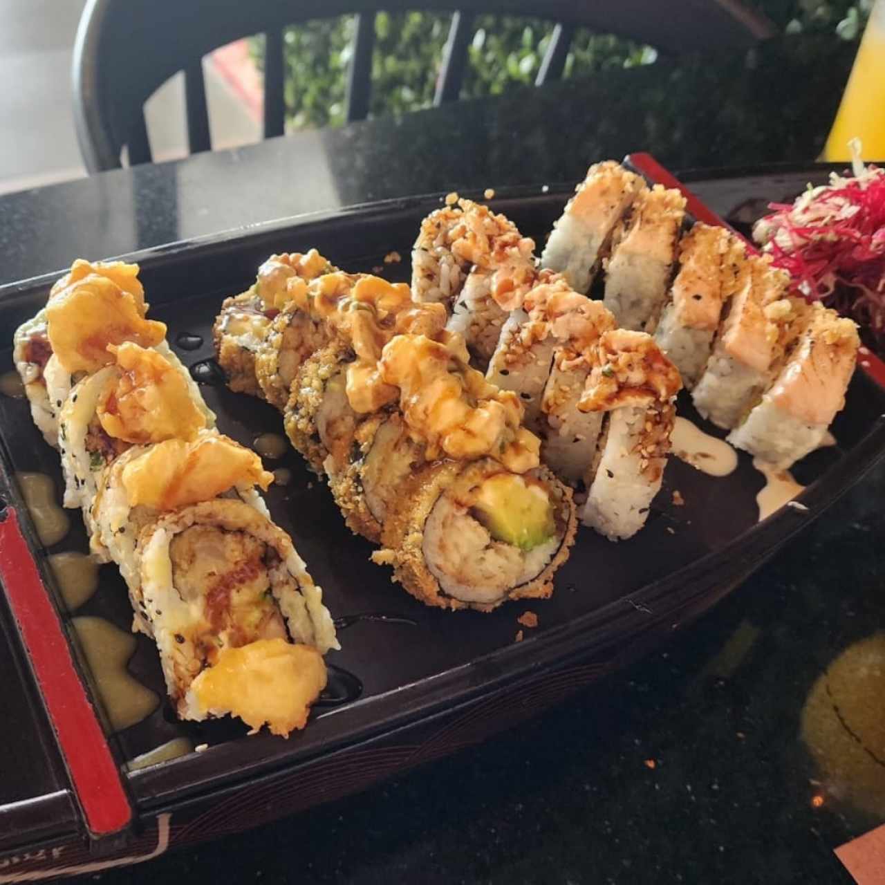 barco de sushi variado
