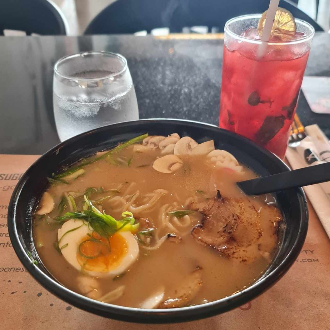 Sopas - Tsugoi Ramen y Mojito de Frutos Rojos