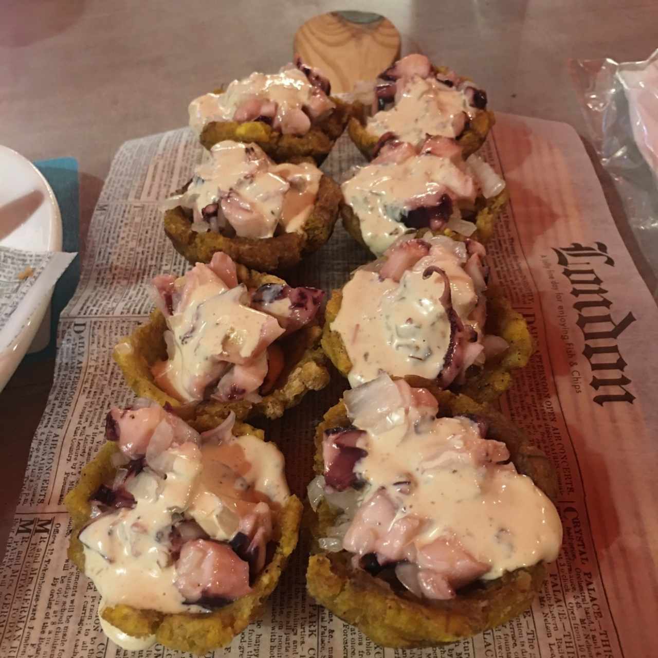 patacon relleno de cheviche de pulpo con salsa chipotle