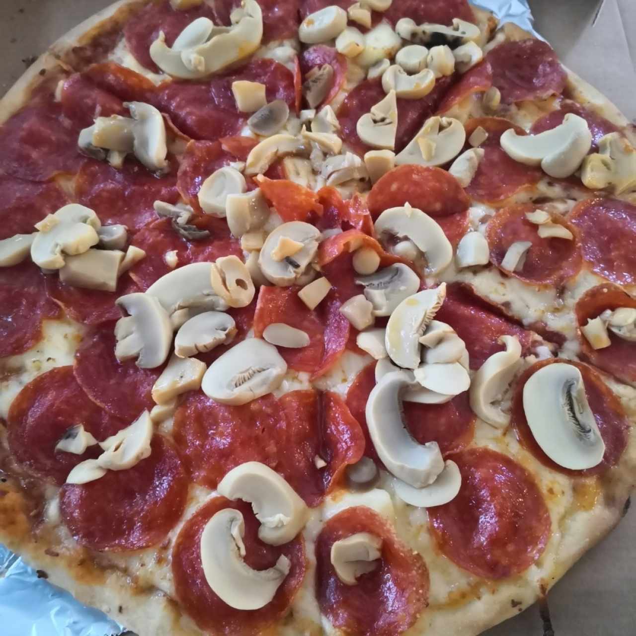 Pizza de Peperoni con Hongos