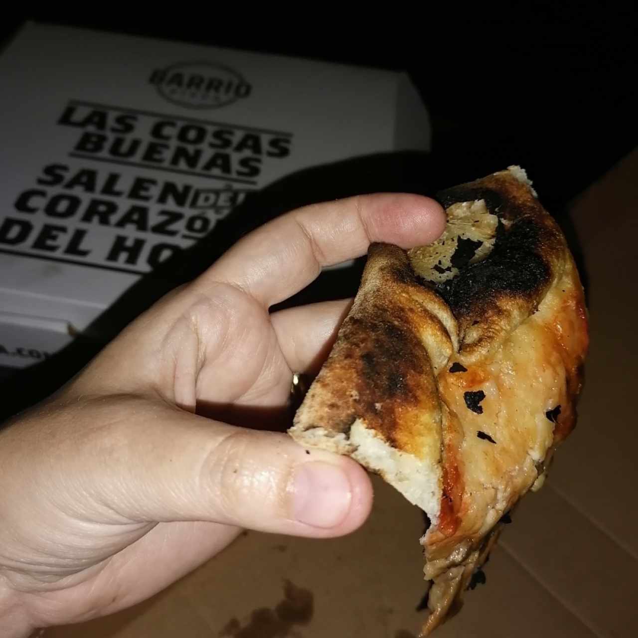 La pizza no se sostiene.. Extremadamente delgada y aguada