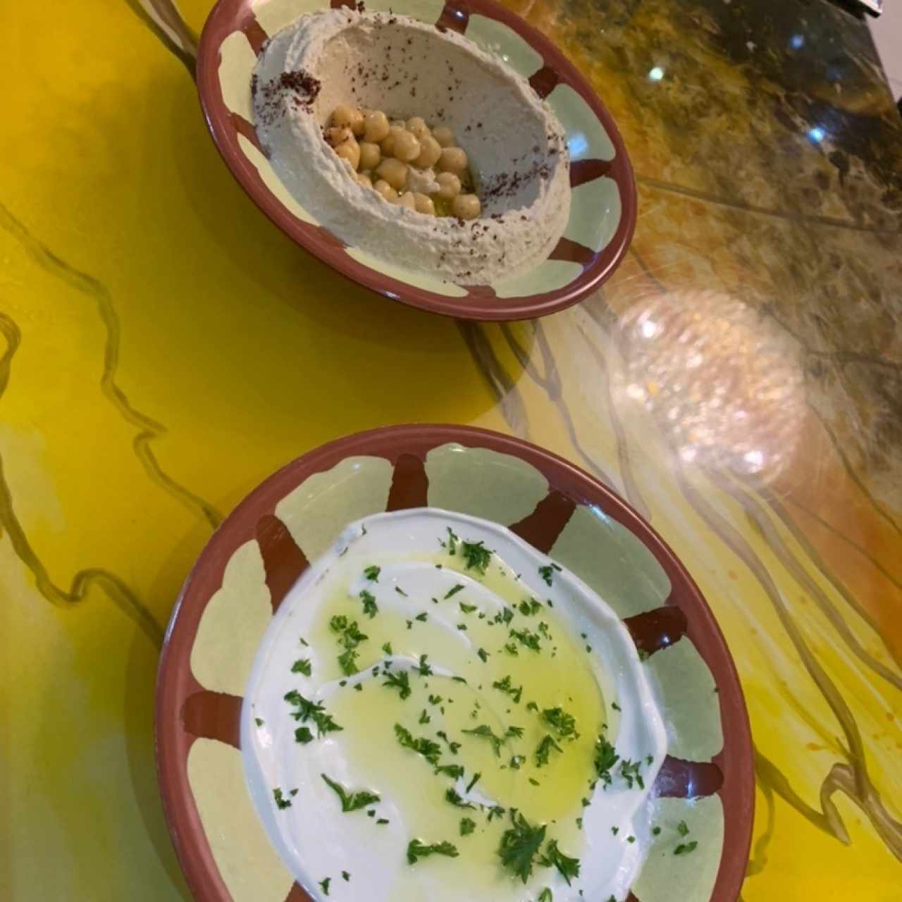 Hummus (arriba) y Labne (abajo)