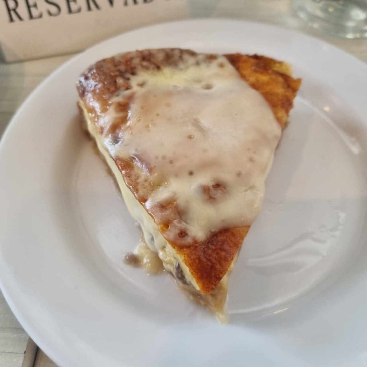 quiché cebolla caramelizada y queso