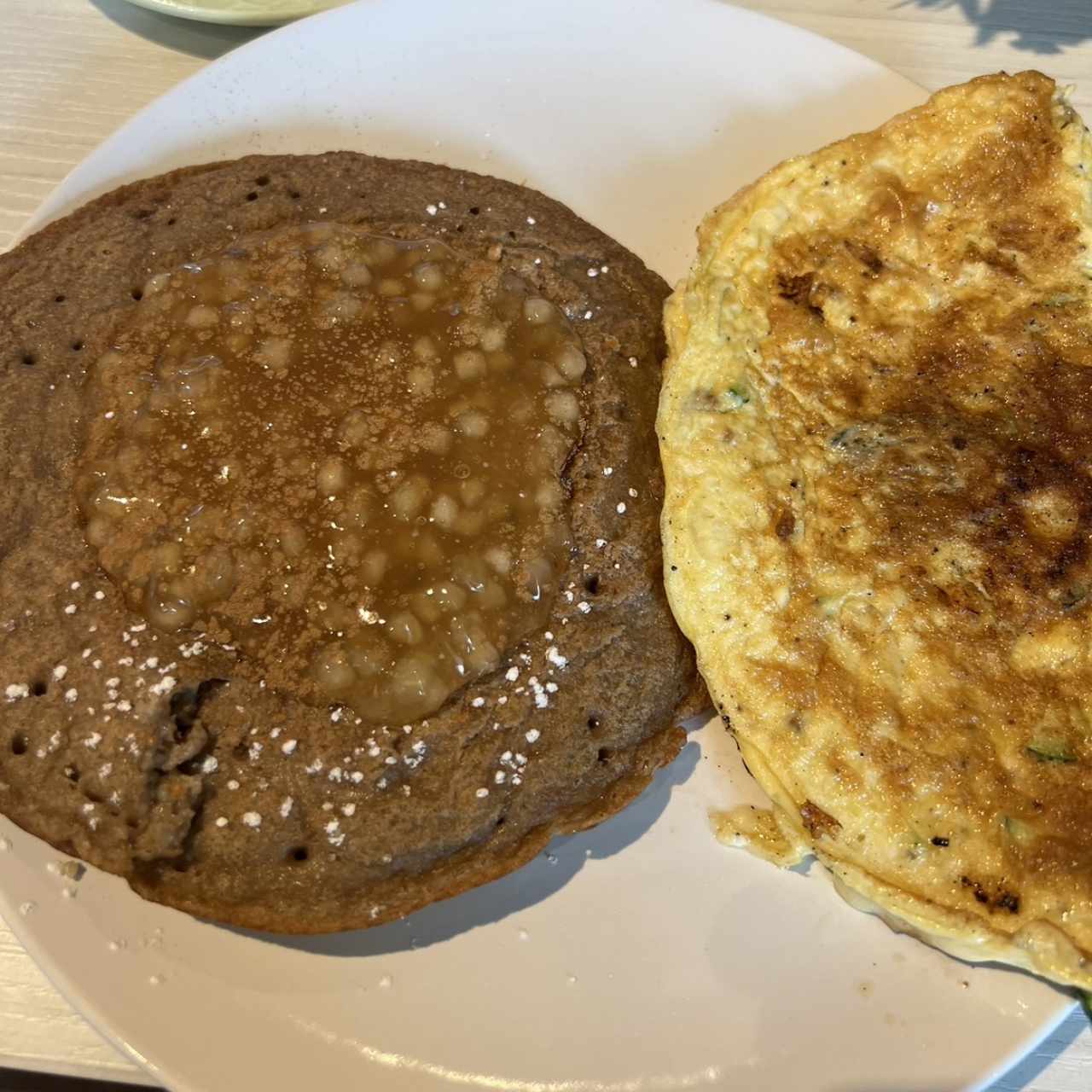 Pancakes de avena con manzana y canela y omelette 