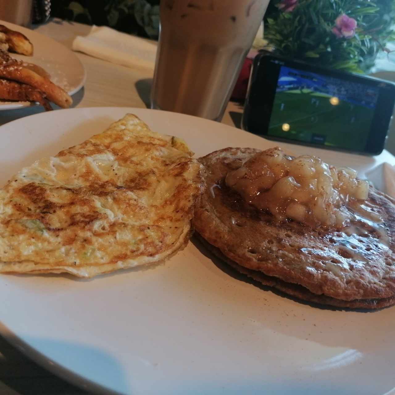 Pancakes de avena con topping de manzana y omelet