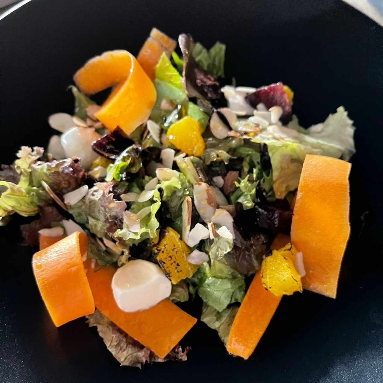 Ensalada Remolacha Ahumada Naranja flameadas Mozzarella de bocconccini Almendras fileteadas Zanahoria Vinagreta regular Aceite ahumado
