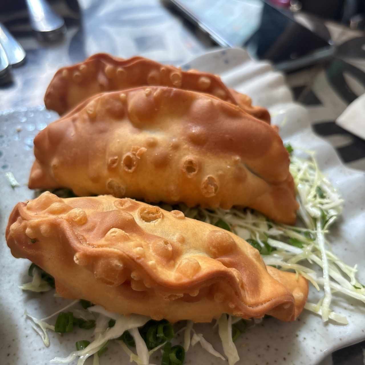 Empanadas de pescado al curry y queso amarillo