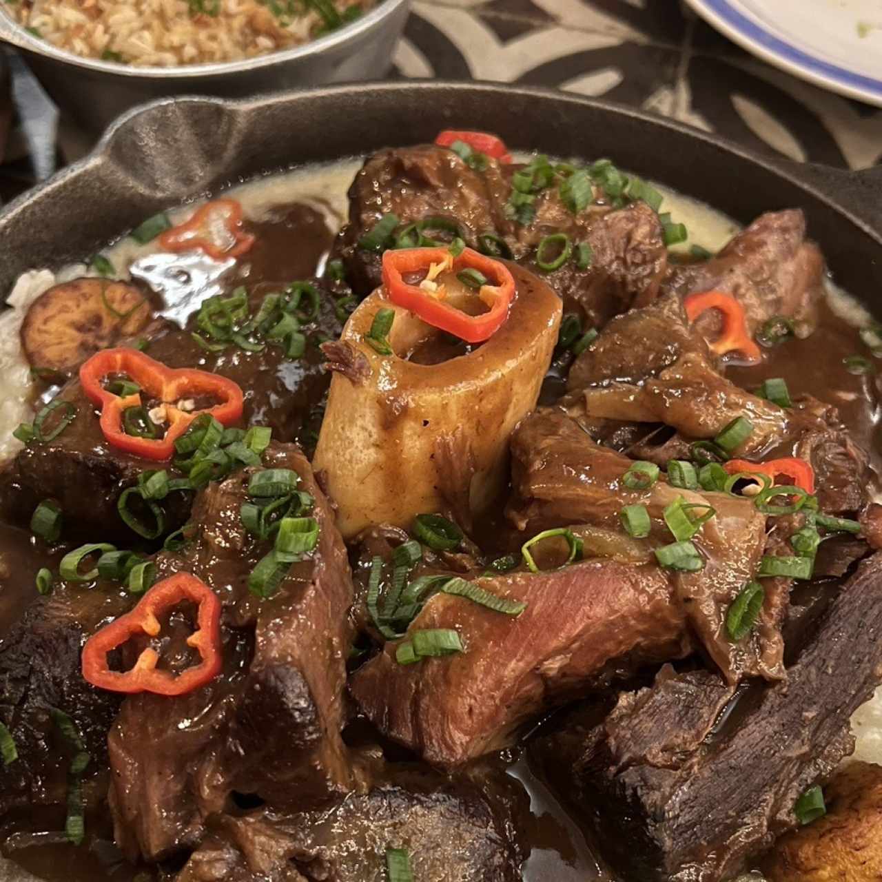 Osobuco y arroz caldoso de maíz y plátano maduro