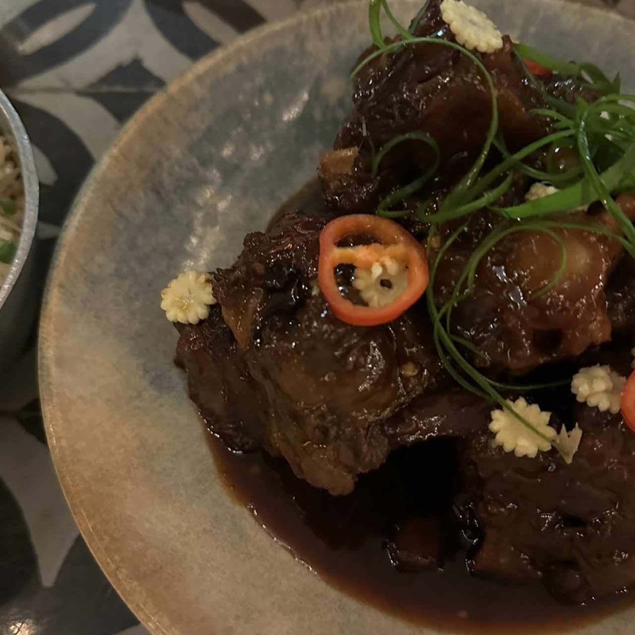 Rabo encendido con arroz con coco