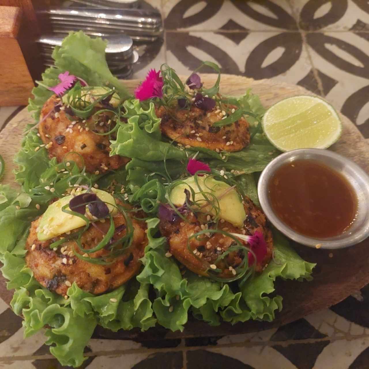 tostones de puerco y camarón