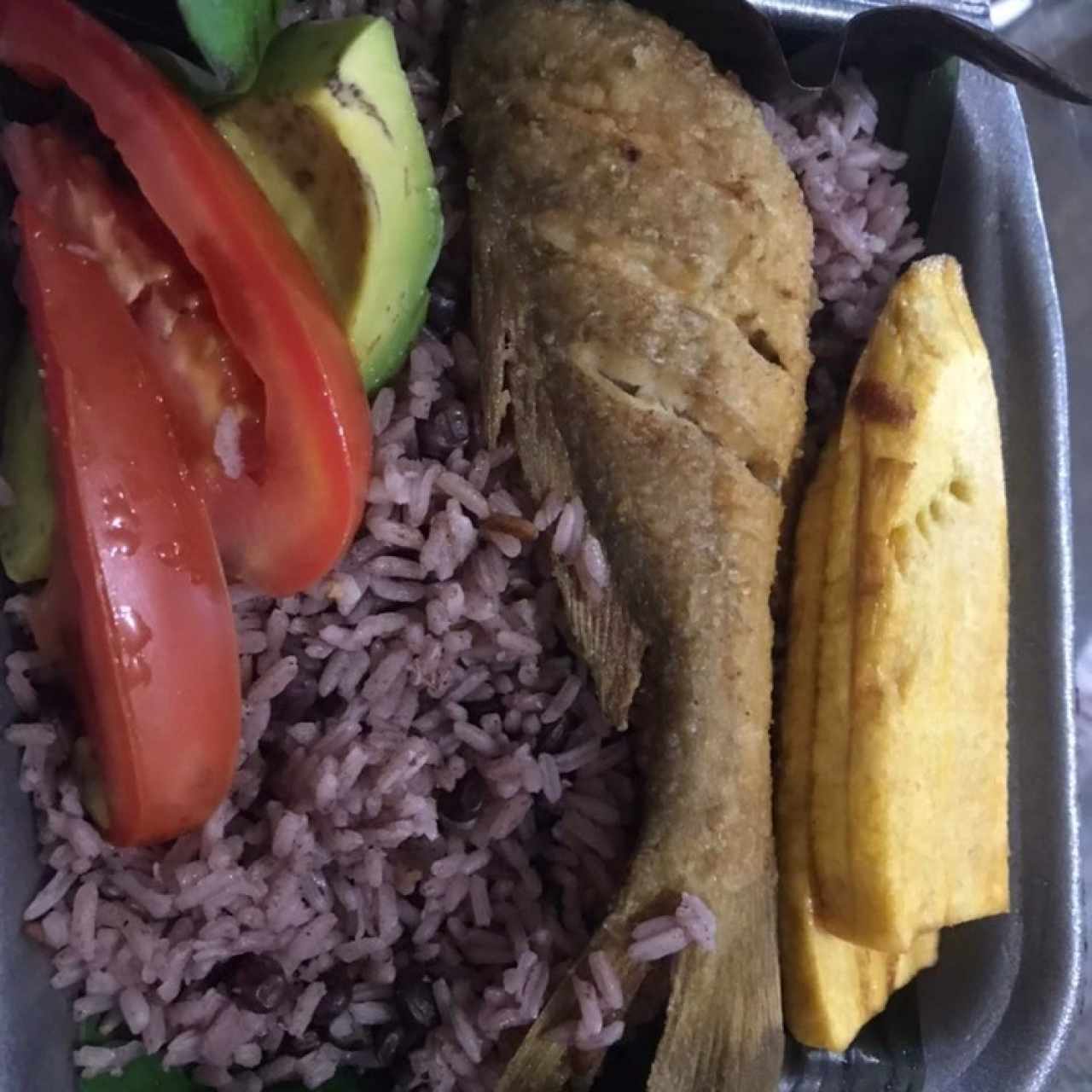 pescado frito, arroz con guandú y coco