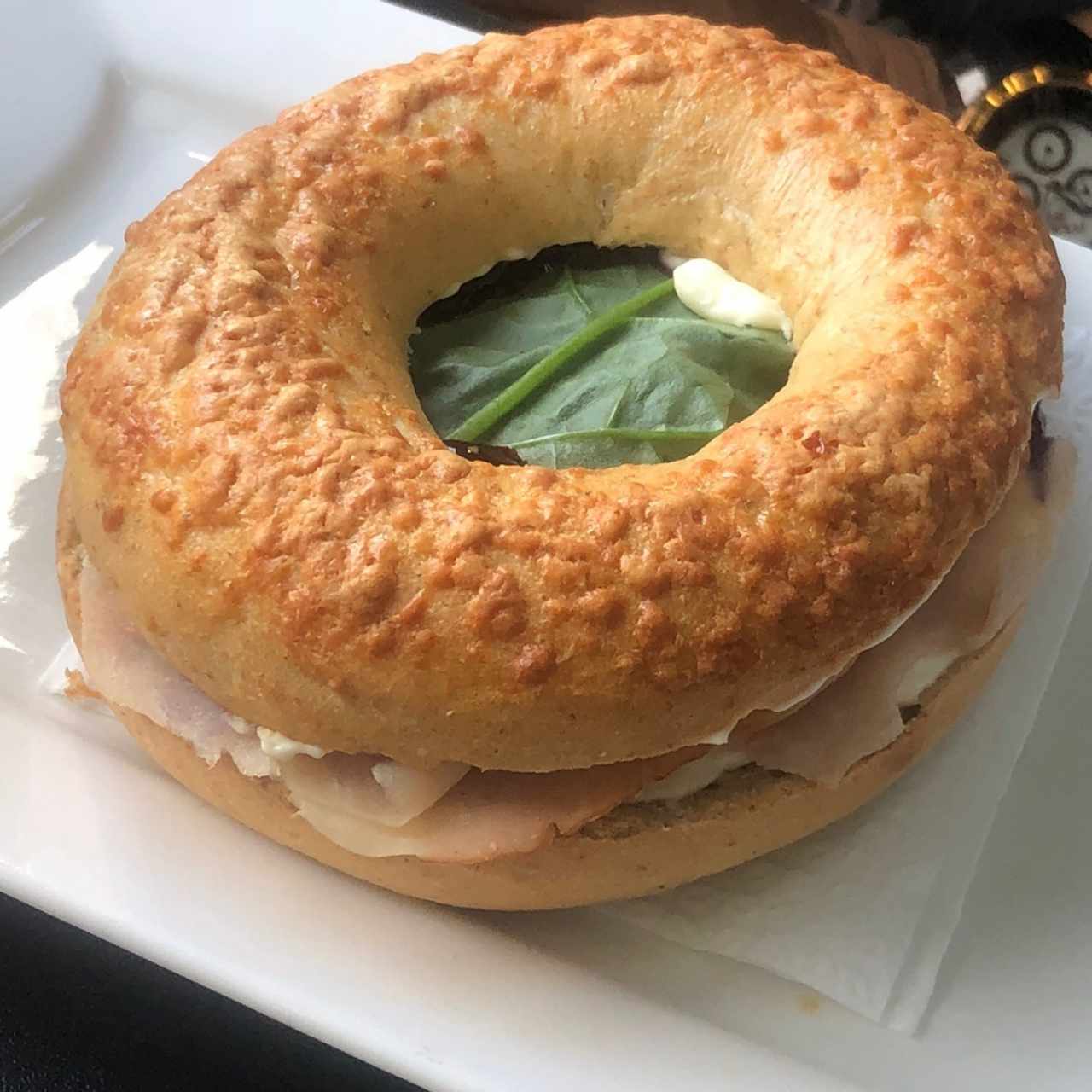 Bagel con pavo y espinaca 