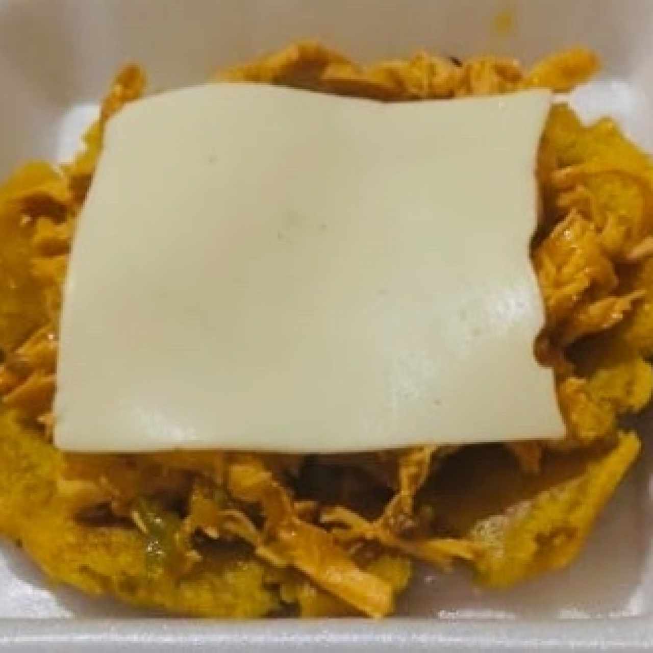 patacon con pollo guisado y queso mozarella