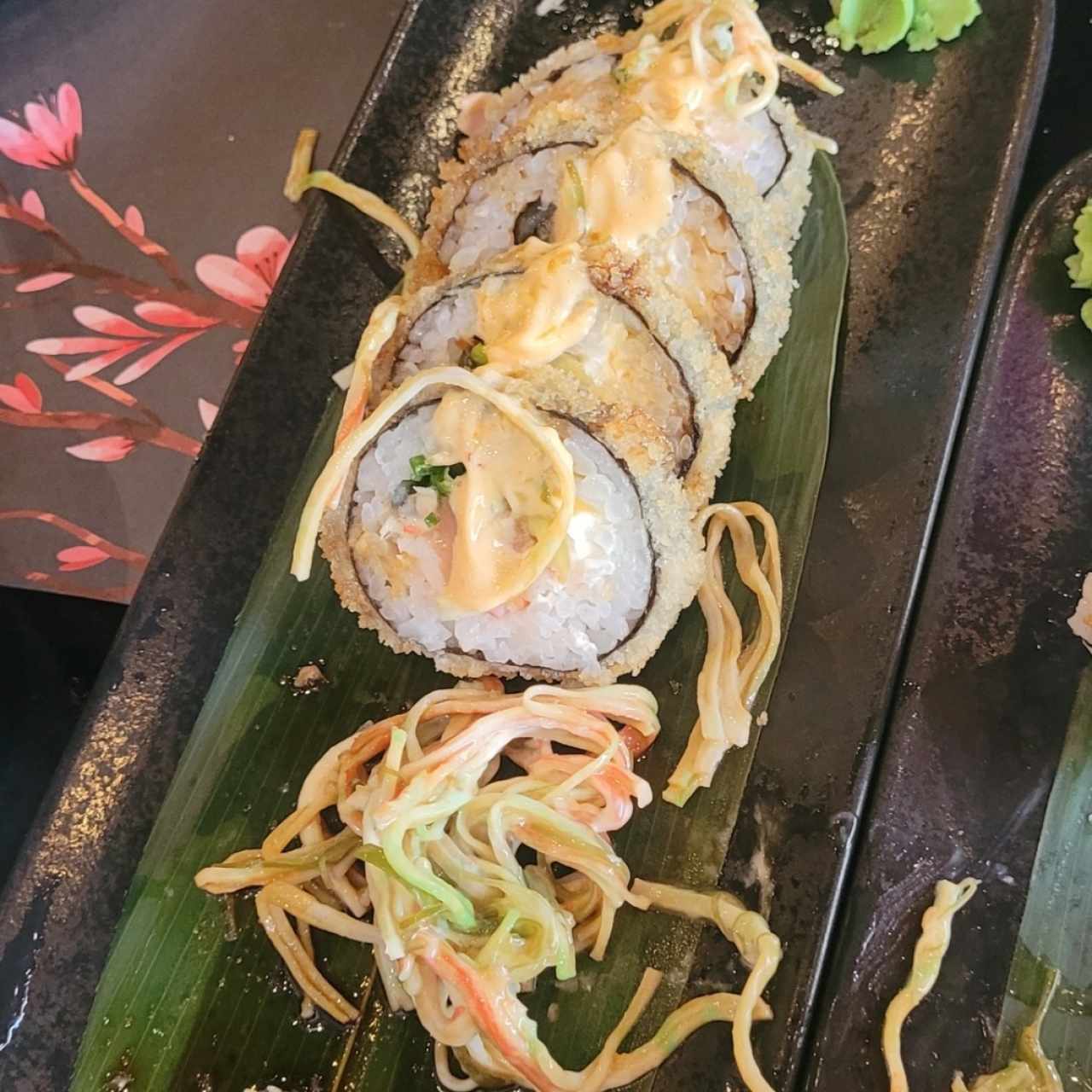 tempura roll con ensalada de cangrejo
