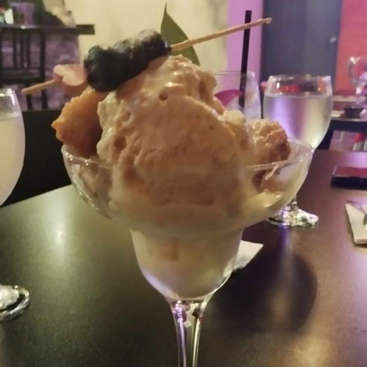 helado de galleta artesanal con banano
