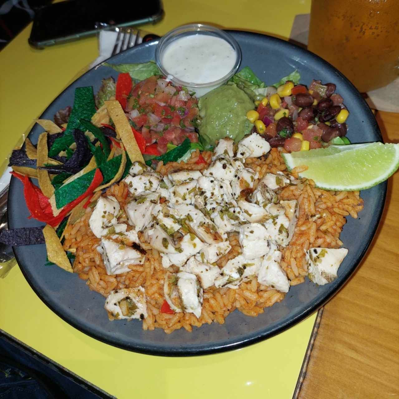Bowl de pollo y arroz mexicano con pico de gallo