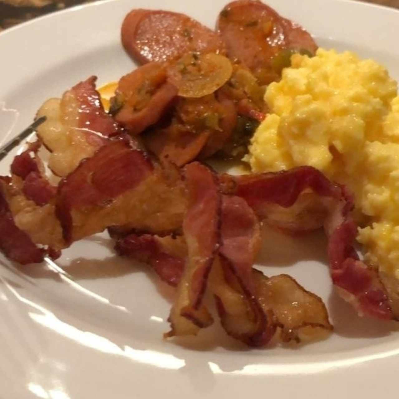 tocino salchichas  guisada y huevos