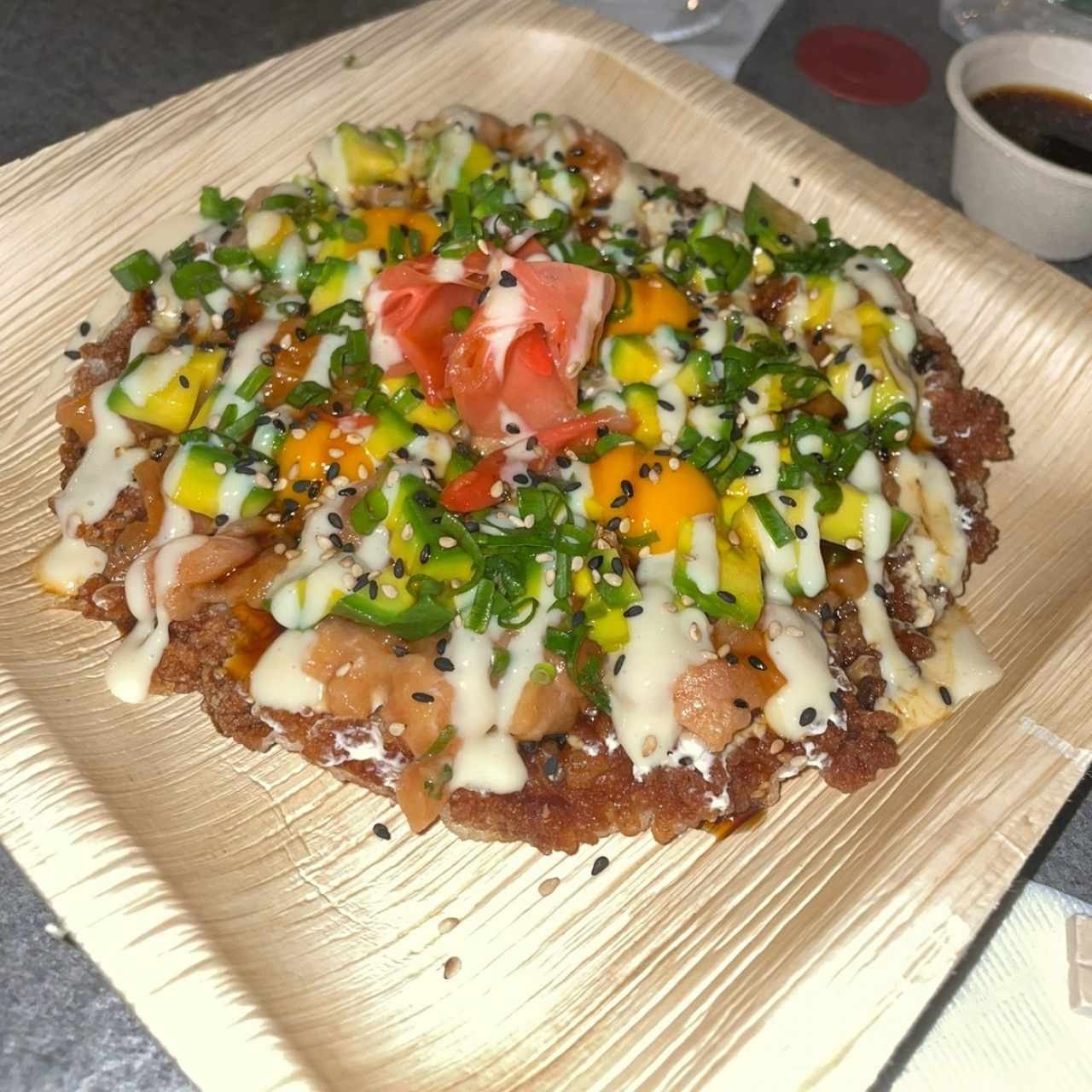 Sushi pizza de tartare de salmon