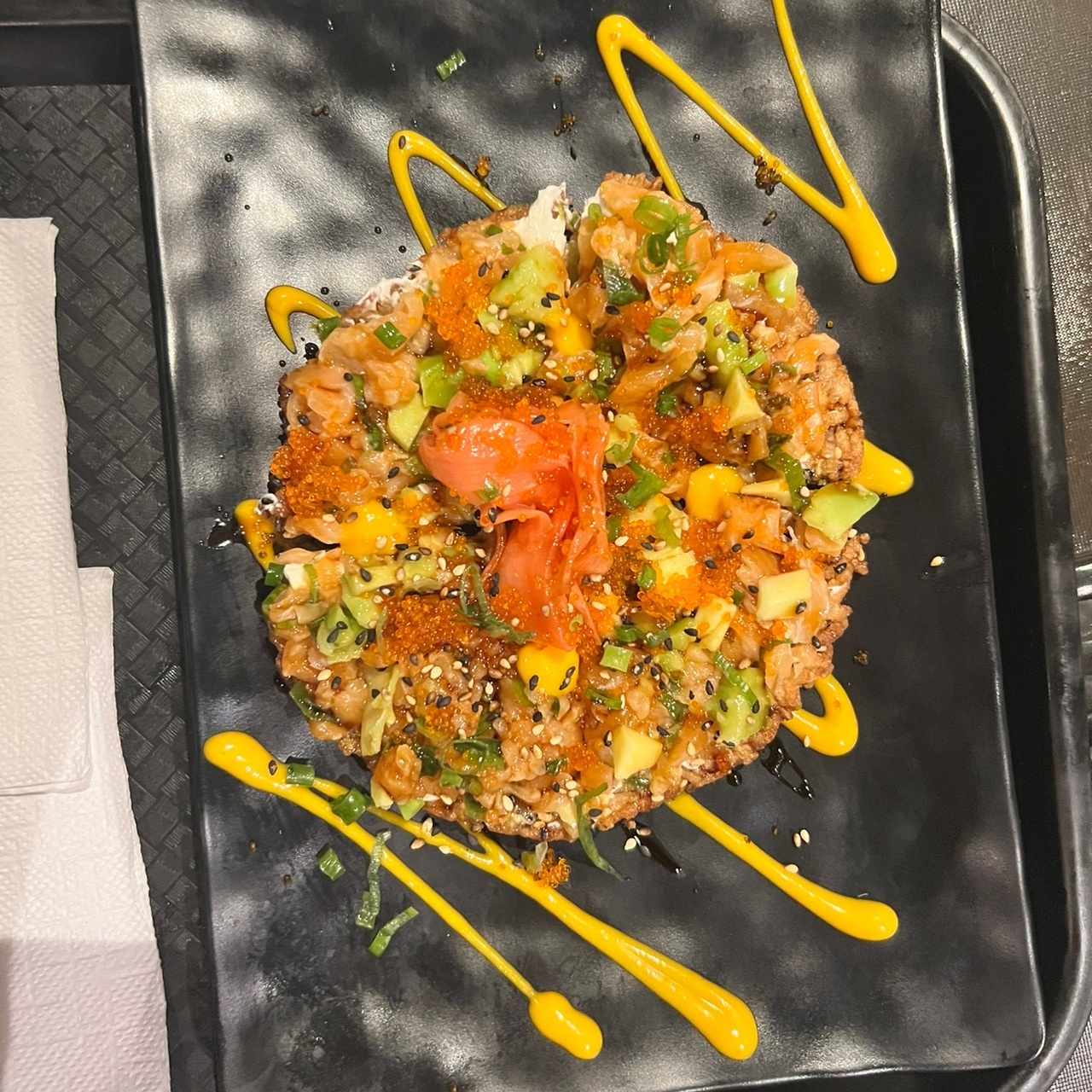 Sushi pizza de salmón 