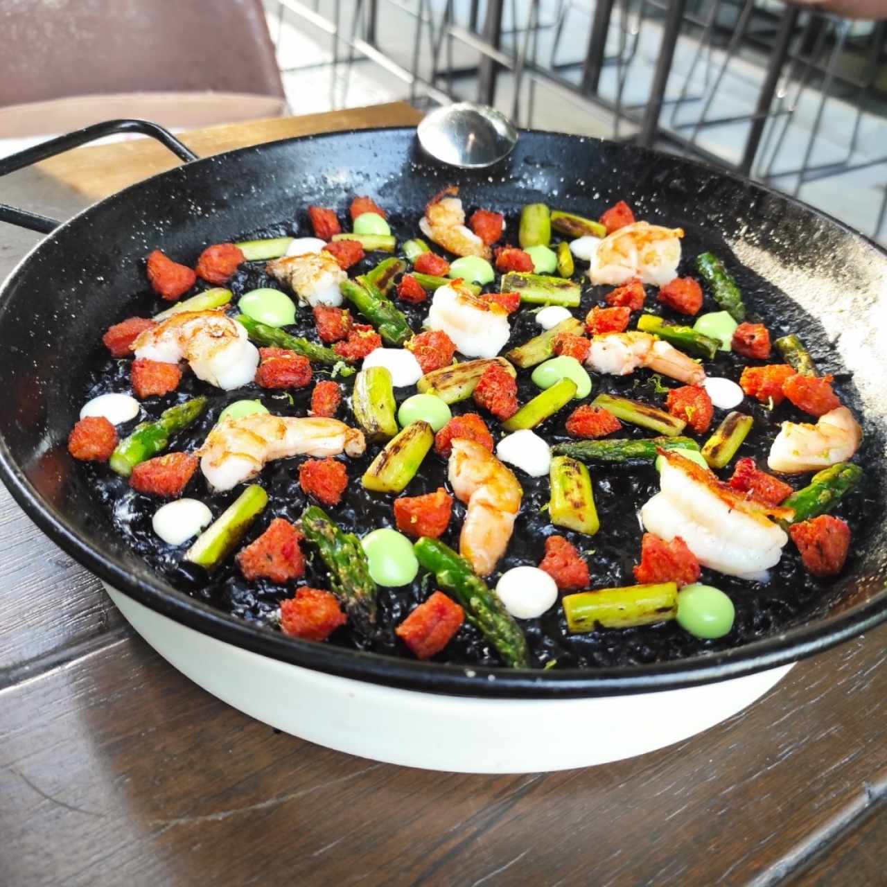 Arroz Negro de Torrezno y Camarones