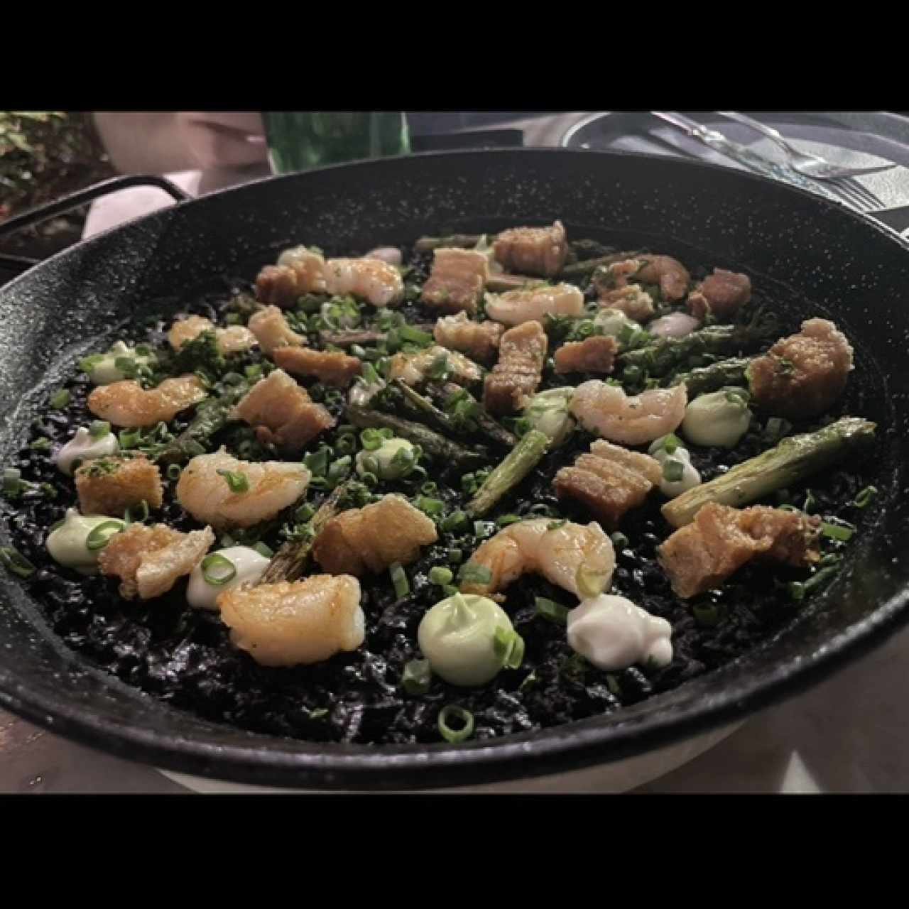 Arroz Negro de Torrezno y Camarones