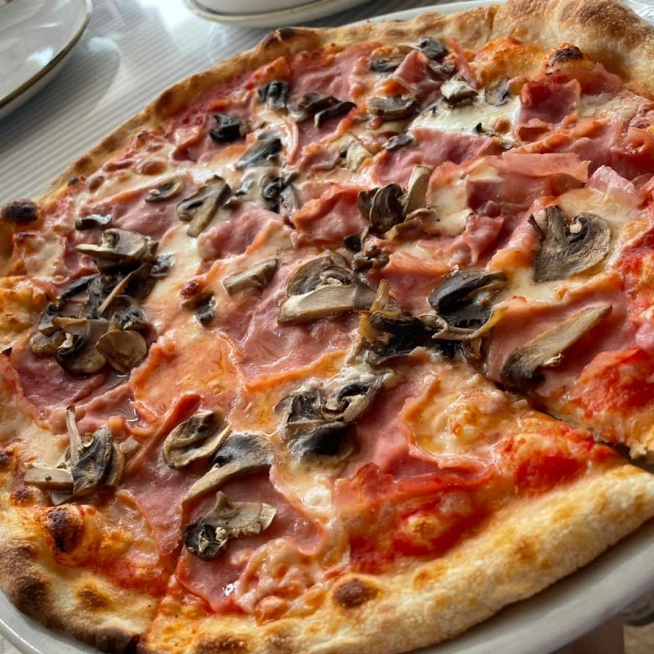 Pizza Tradizionale - Prosciutto e Funghi