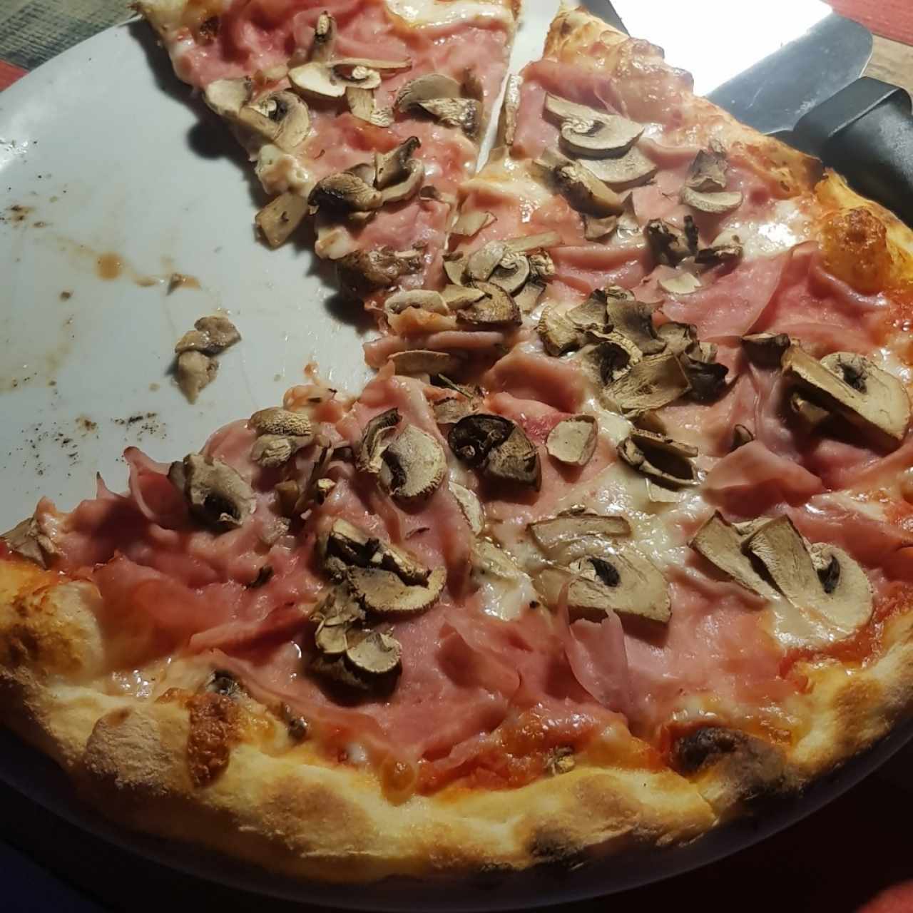 pizza de hongos y jamón 