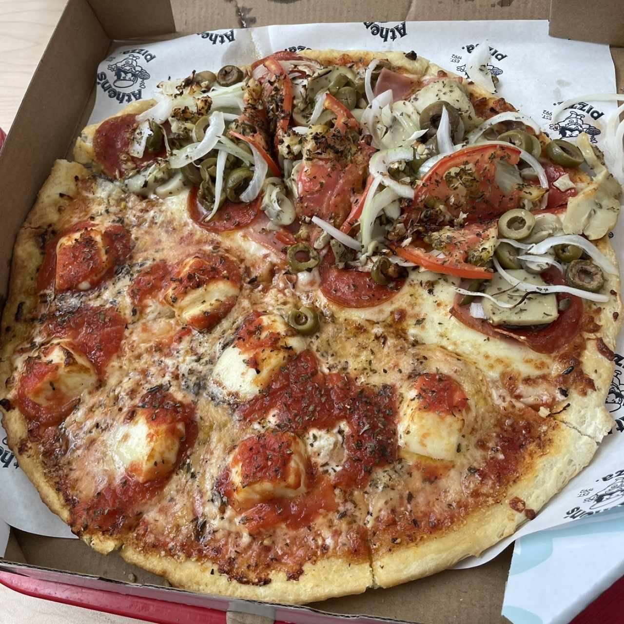 Mitad pizza Atheniens y mitad 3 quesos