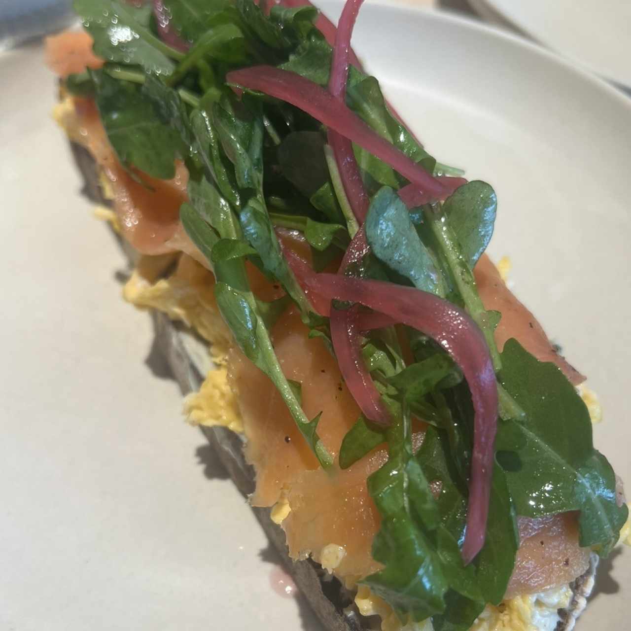 Tosta de Huevos con Salmón