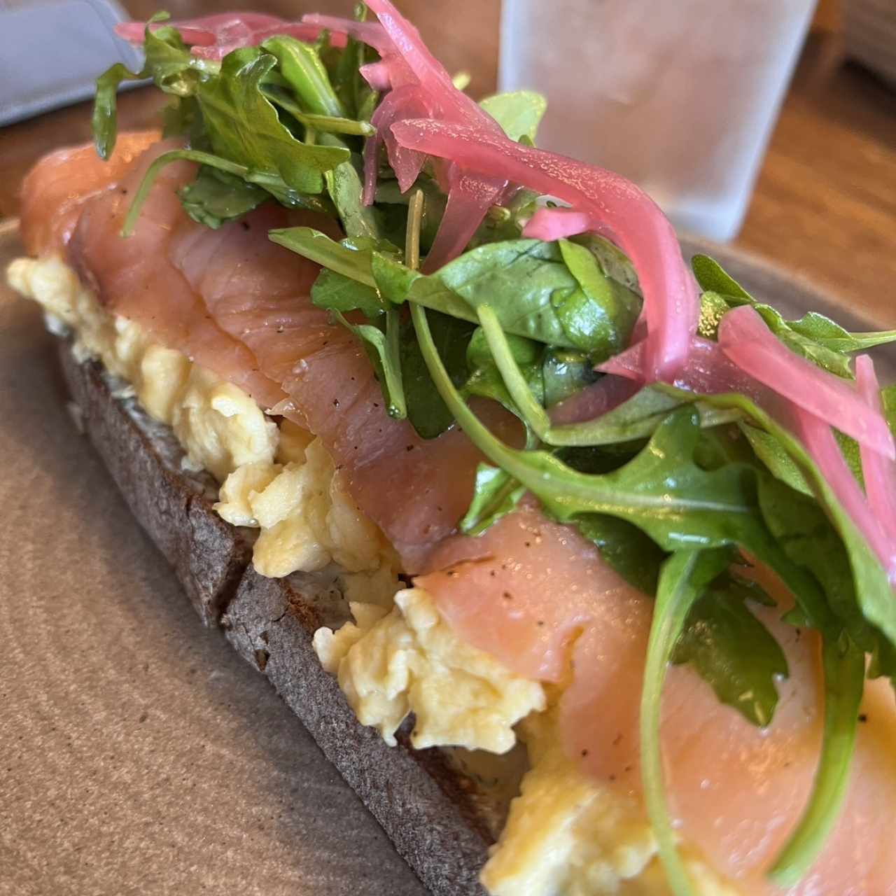 Tosta de Huevos con Salmón