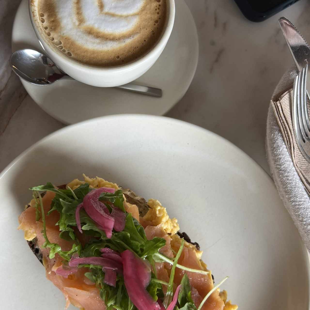 Tosta de Huevos con Salmón