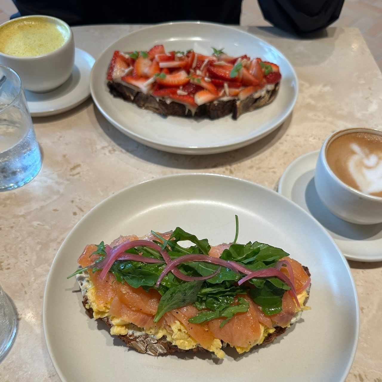 Tosta de Chokobrot con Fresas (v) y tosta de salmon