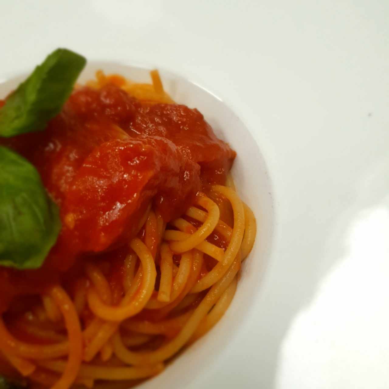 spaghetti al pomodoro basilico