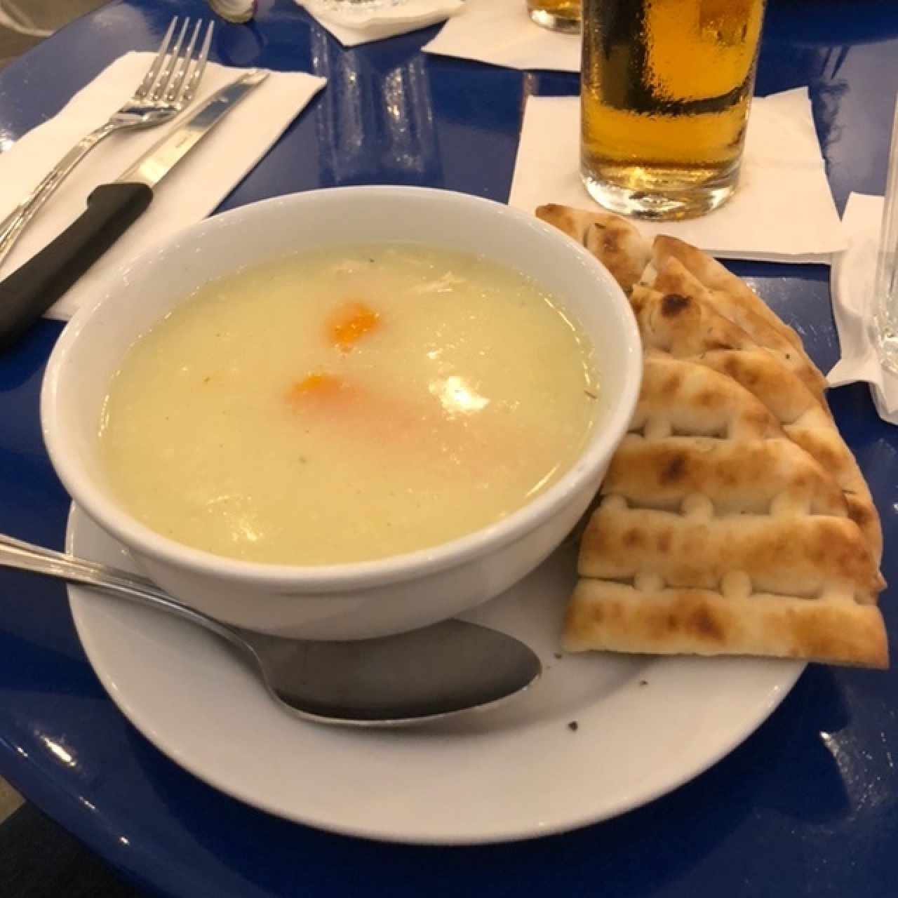 Sopa de pollo al limón