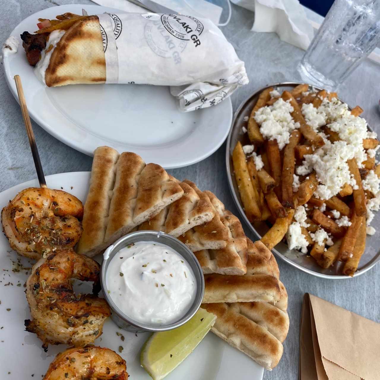 souvlaki de tzatziki y cerdo, papas griegas y brocheta de la gostinos 