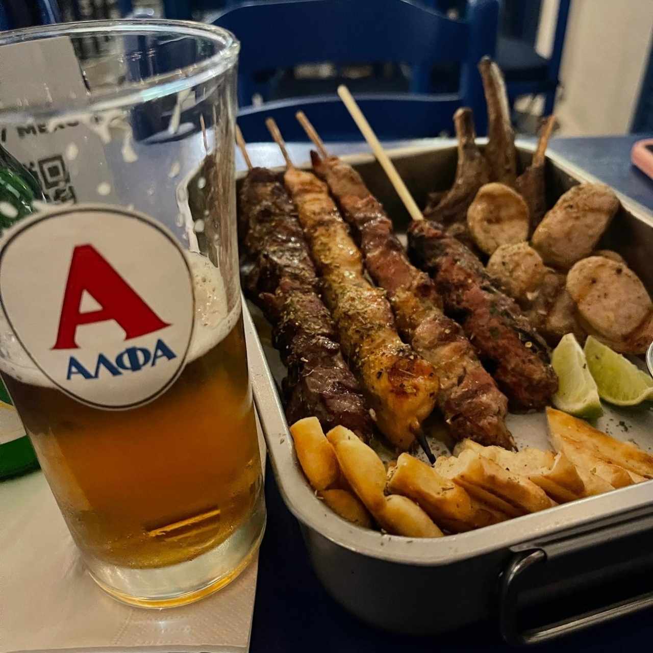 Carnes mixtas con cerveza griega Alpha