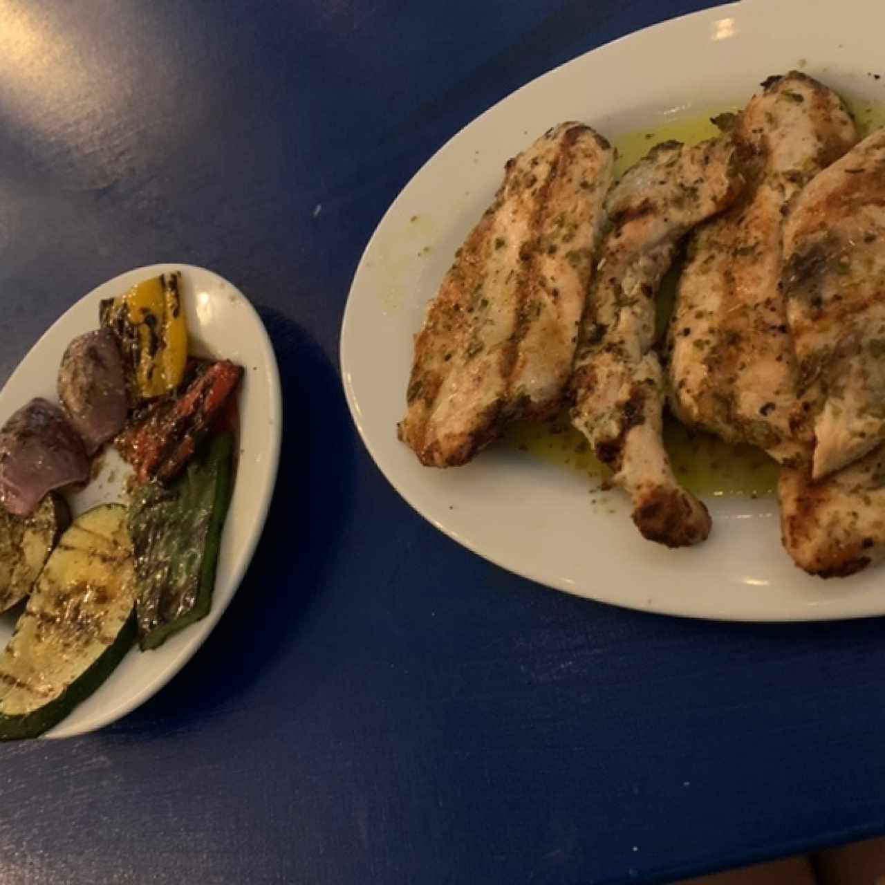 Pollo estilo griego con vegetales a la parrilla 