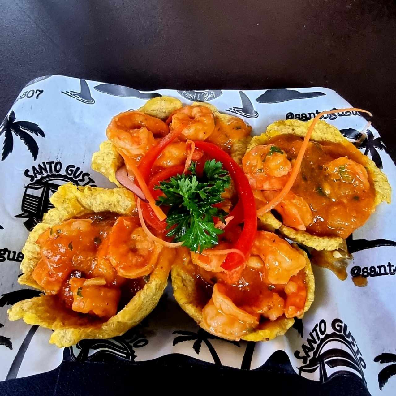 Canasta de Patacón rellenas de Camarones en Salsa al Ajillo
