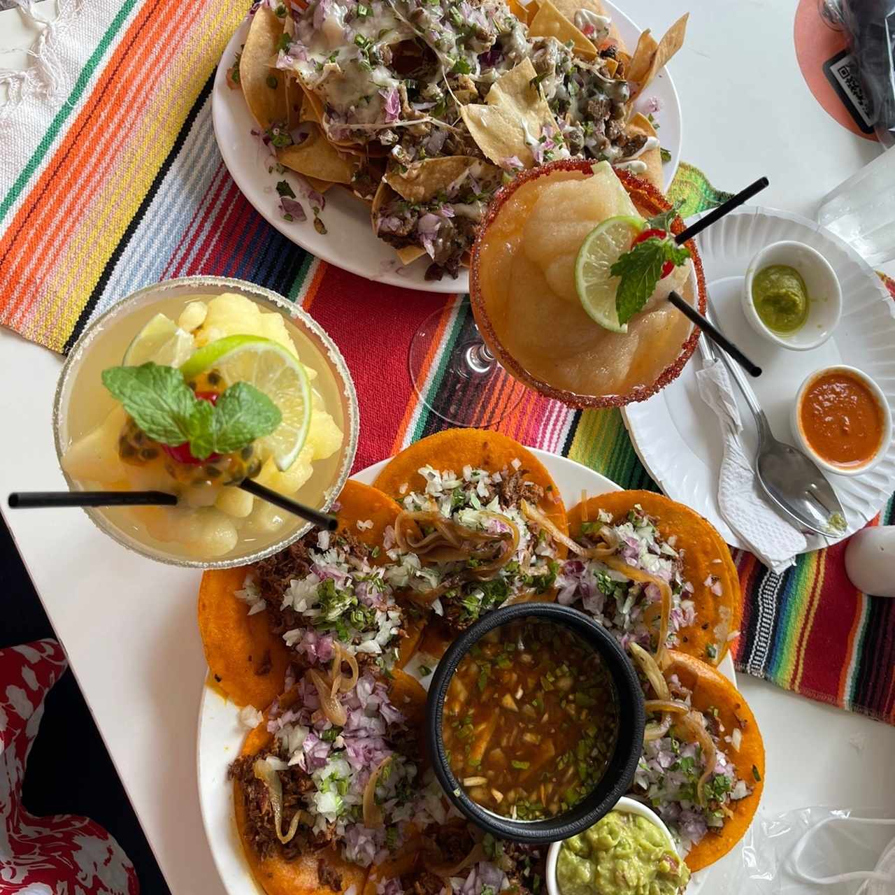 Nachos con carné y bandeja taquera de birria, margarita de maracuyá y tamarindo