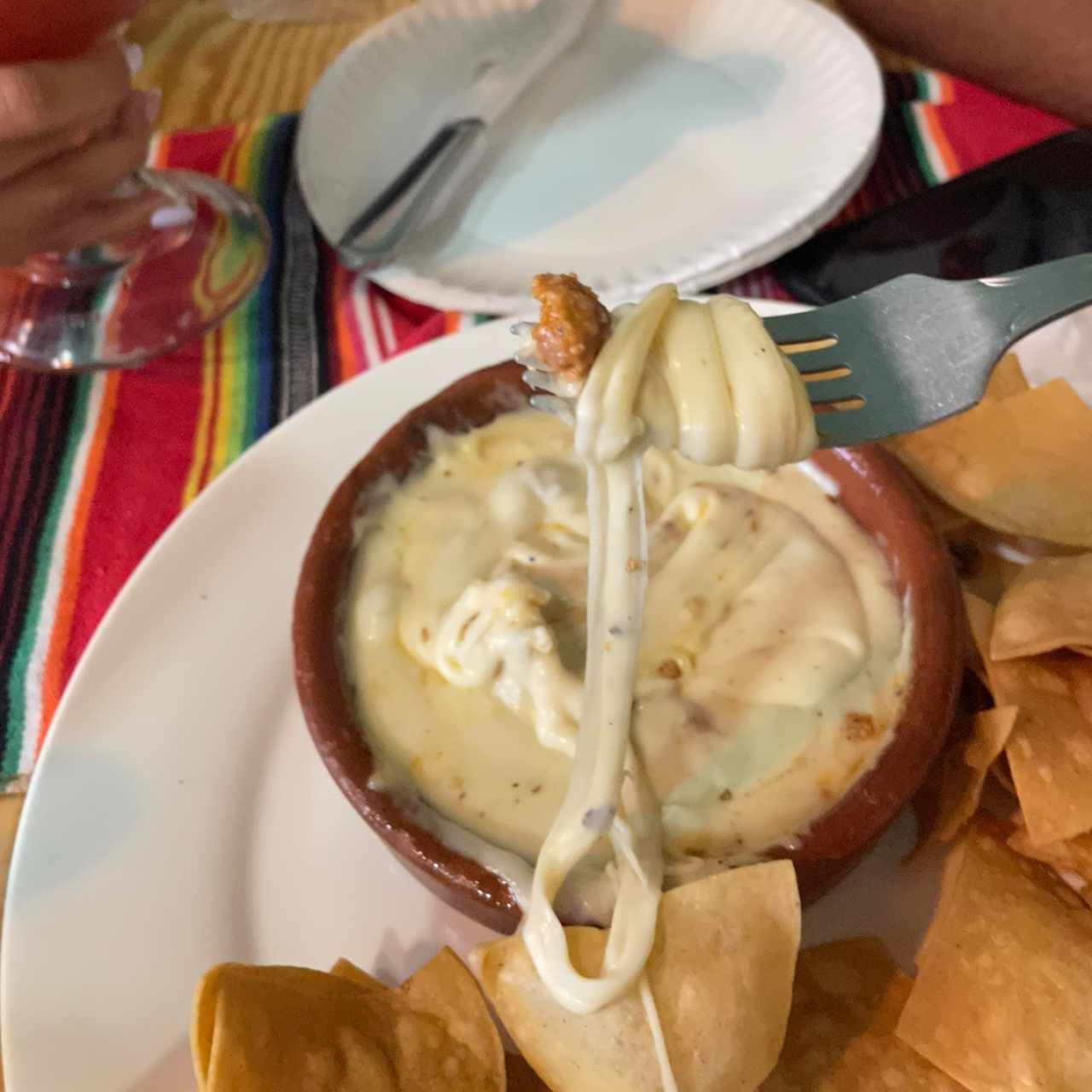 Queso fundido con chorizo