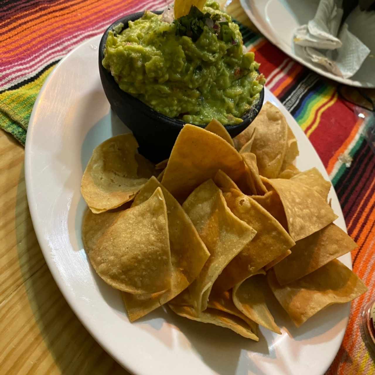 Totopos con Guacamole