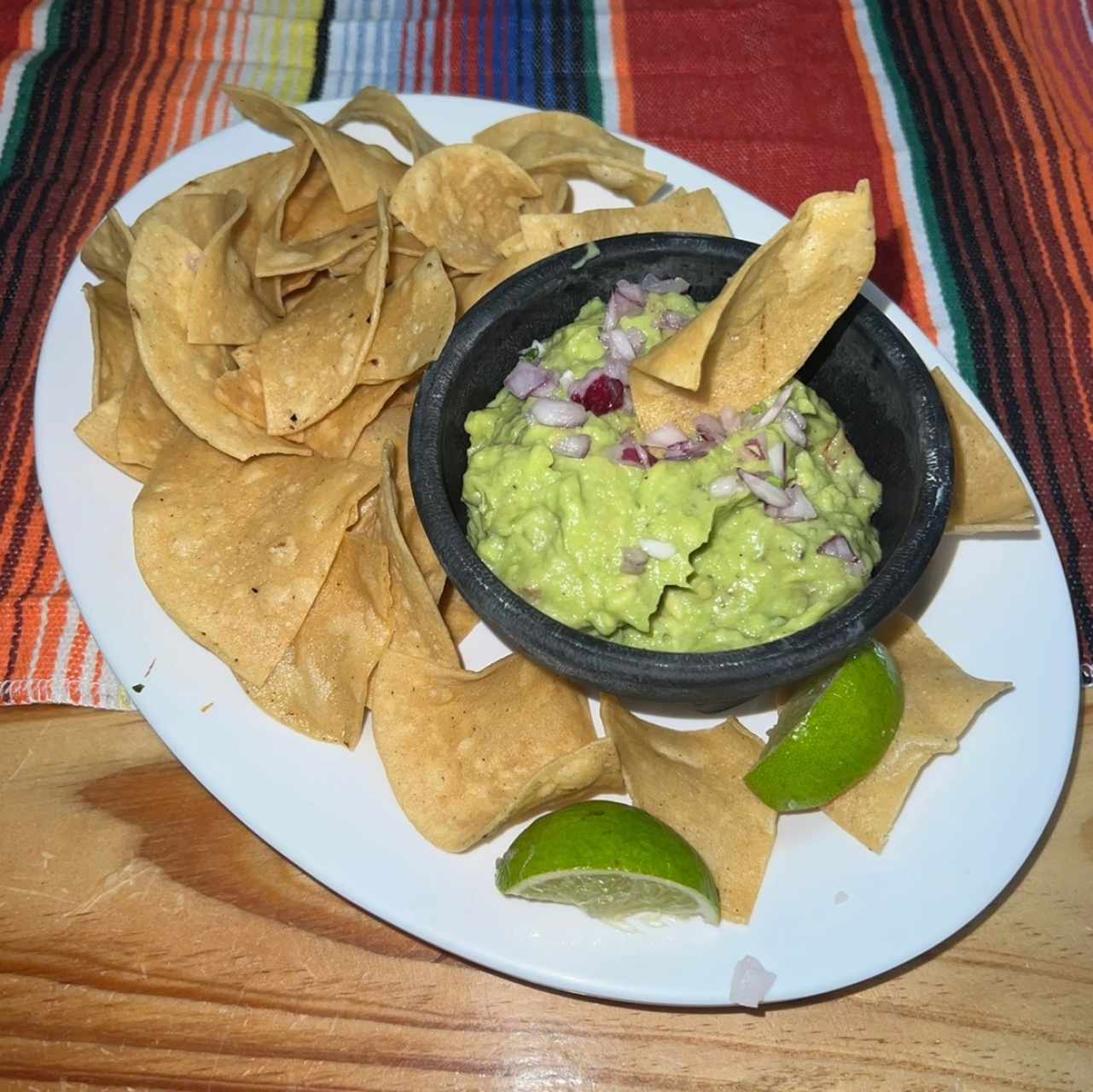 Guacamole con totopos