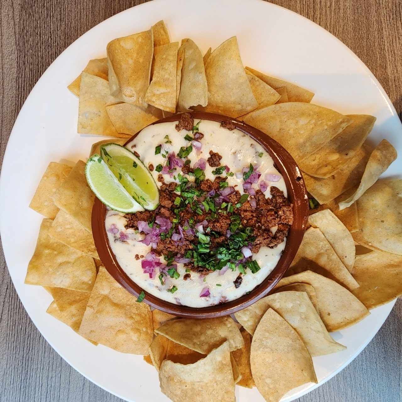 Queso fundido con chorizo