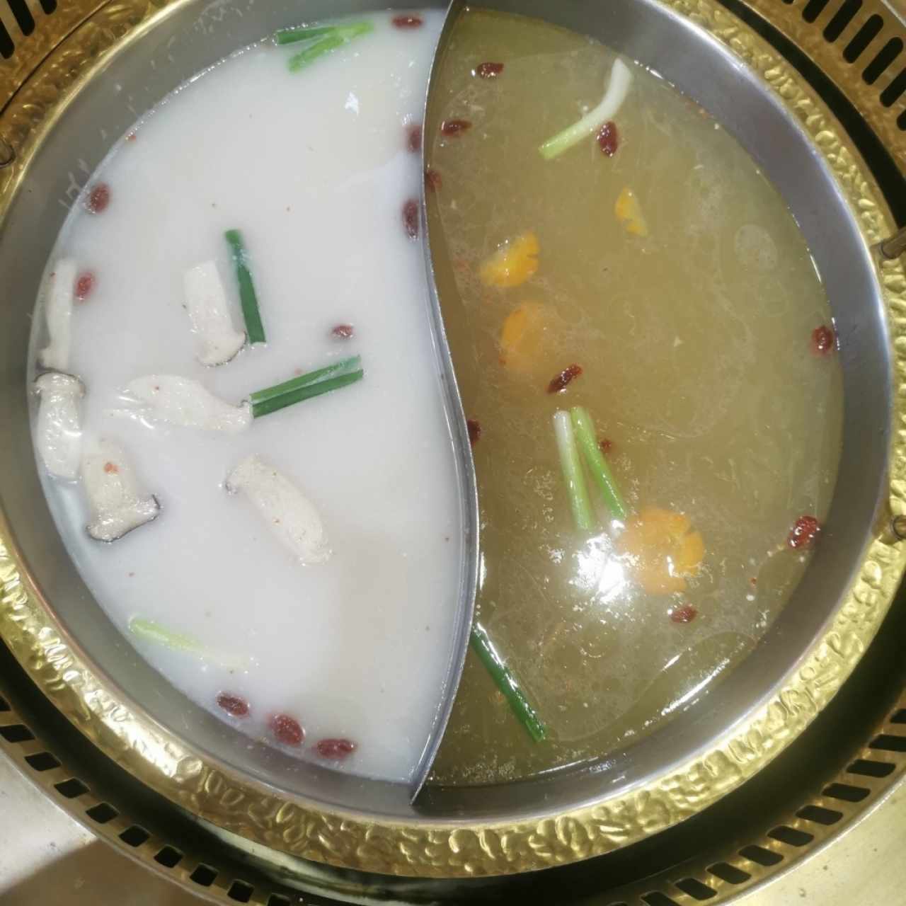 Caldo de pollo y caldo de hongos para hot pot