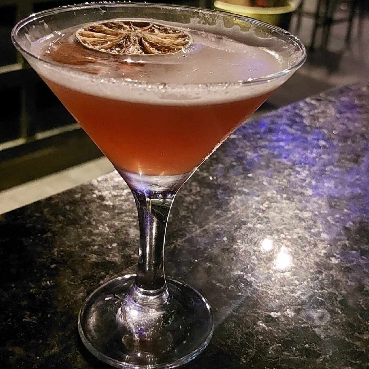 coctel martini con whiskey