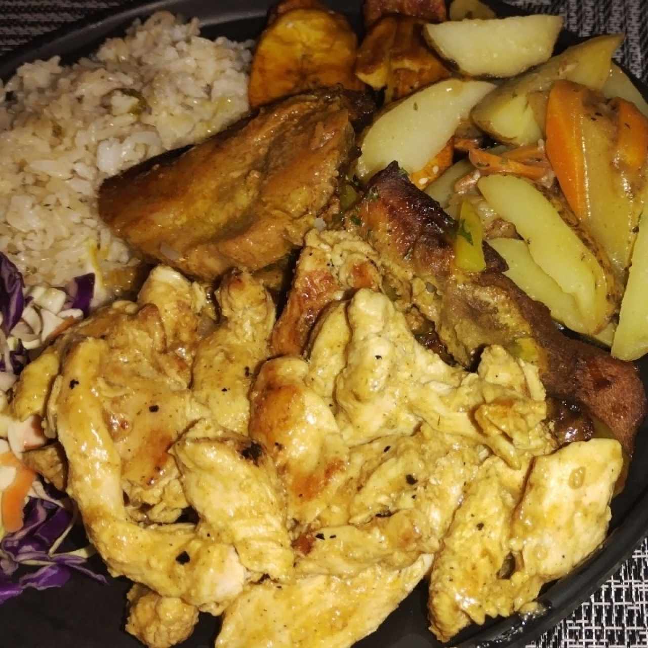 Deditos de Pollo, chuleta papas salteadas, tajadas maduras, arroz y ensalada de repollo