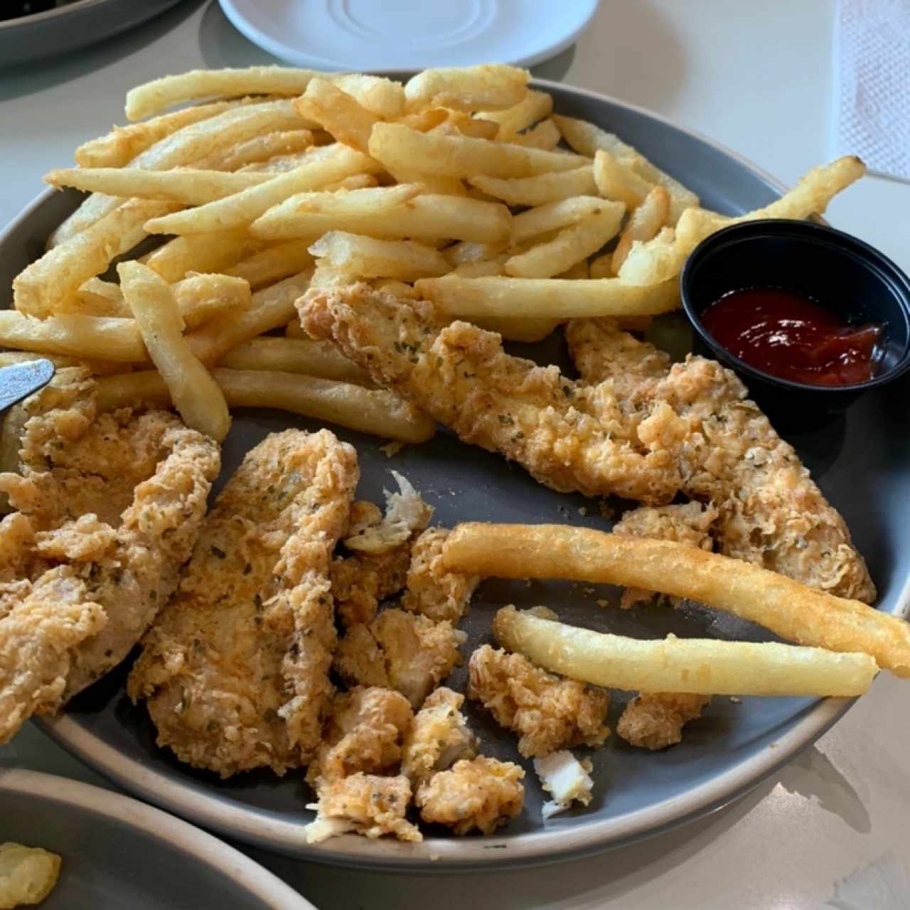 tenders de pollo con papas fritas 