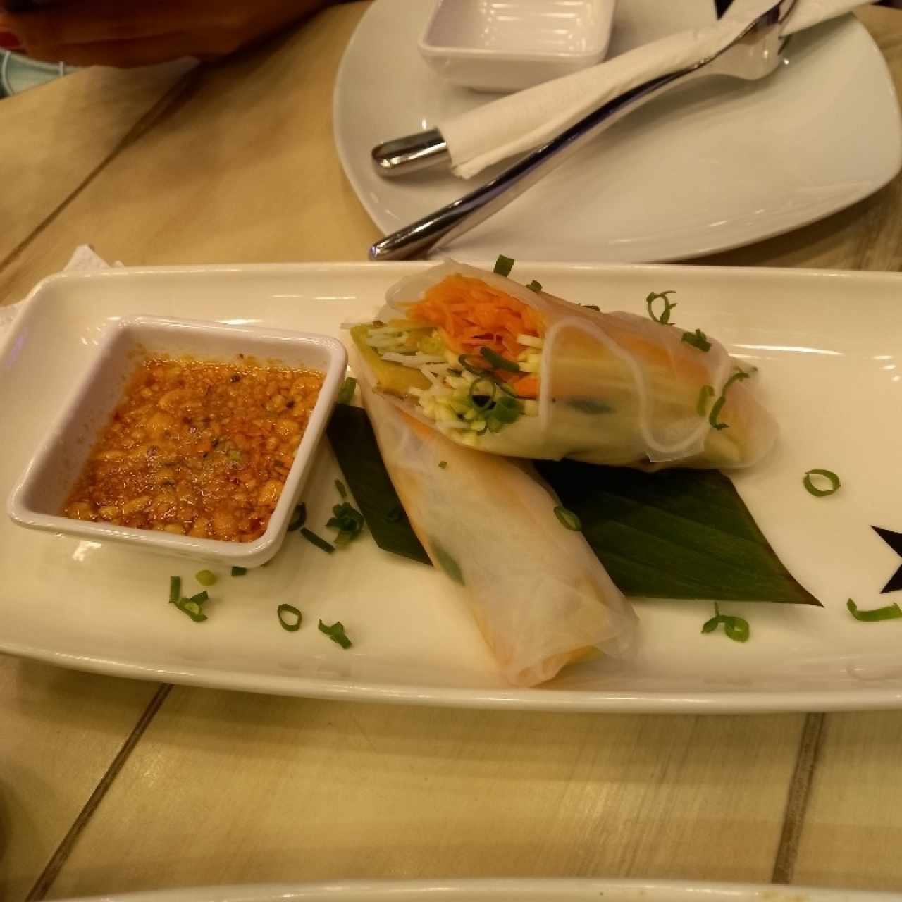 Rollos papel de arroz con salmón