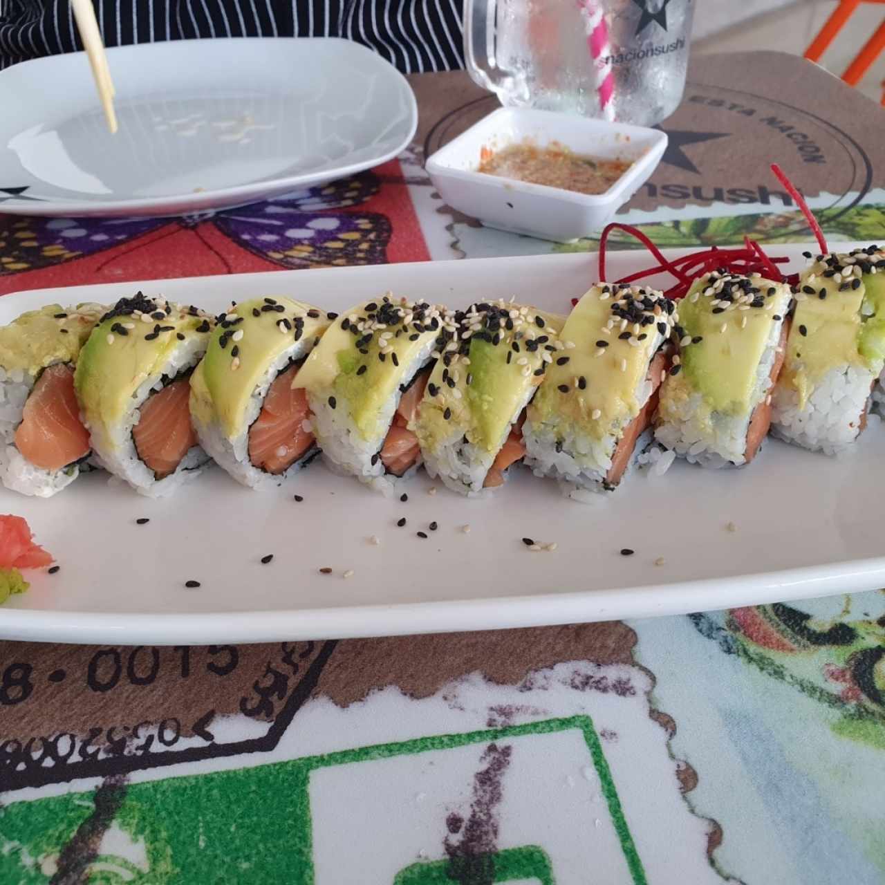 sushi salmón y aguacate