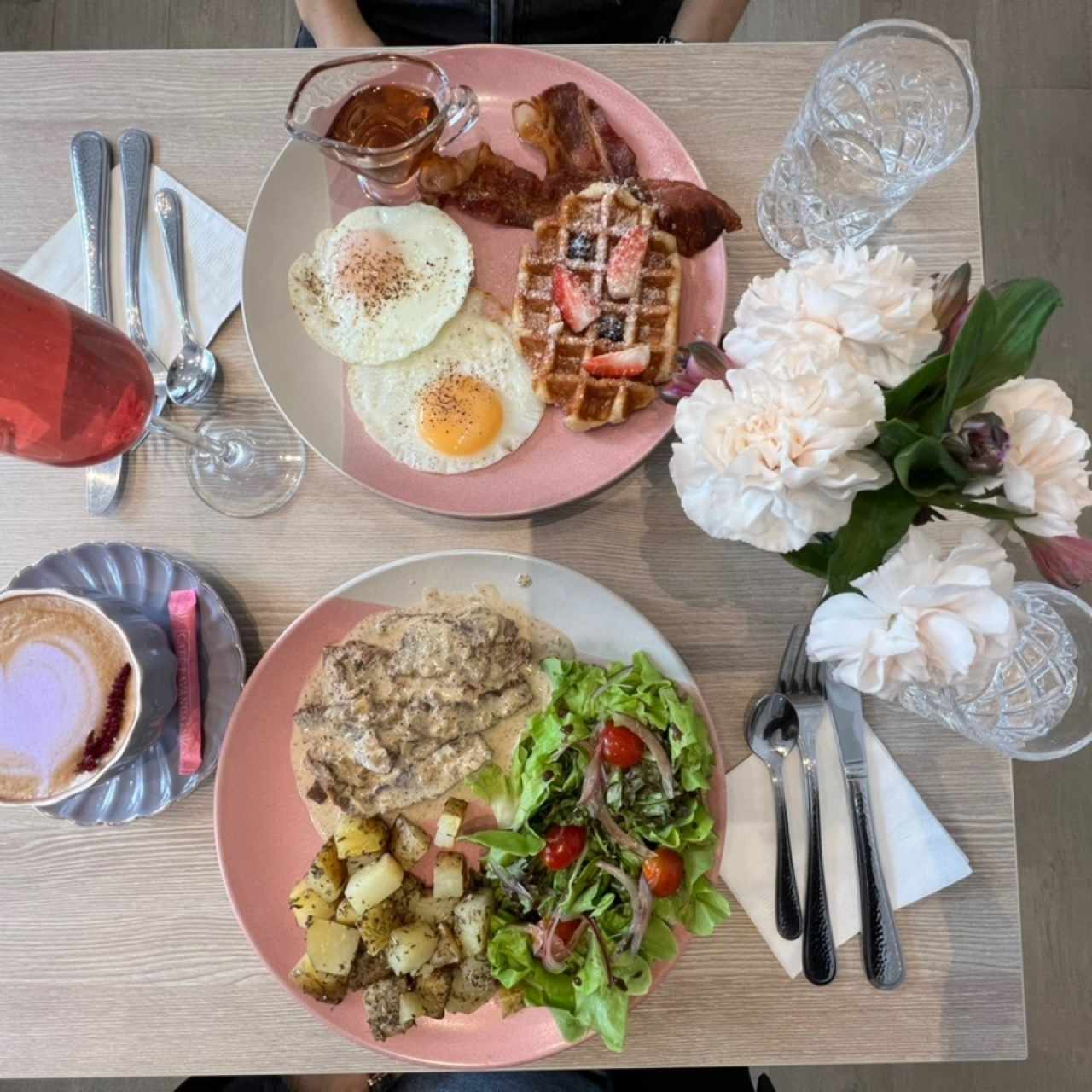 Café Lavanda, Mimosa de Blueberry, American breakfast y brisket a la pimienta